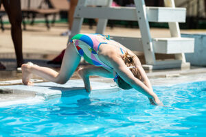 natación física | Advanced swimmer diving headfirst into the water